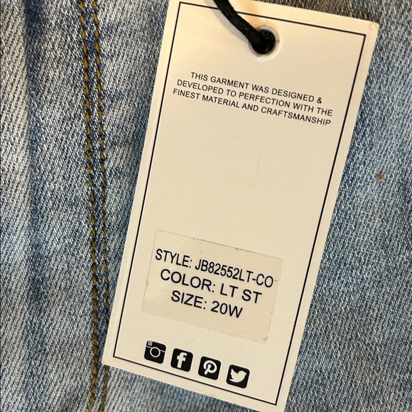 NWT Judy Blue Light Wash Slit Hem mid rise Bootcut SIZE 20W - Picture 5 of 12